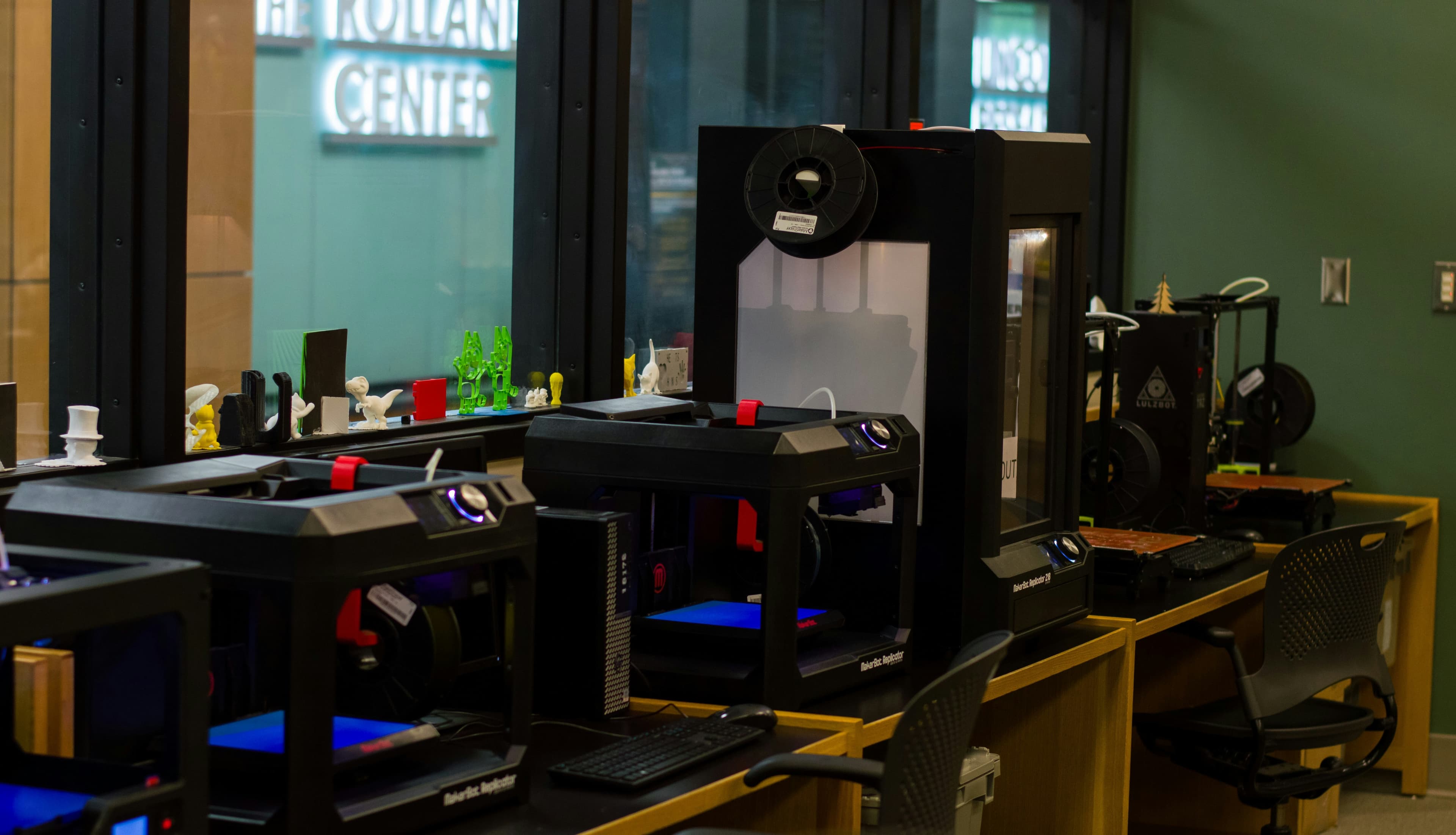 Makerspace with multiple 3D printers