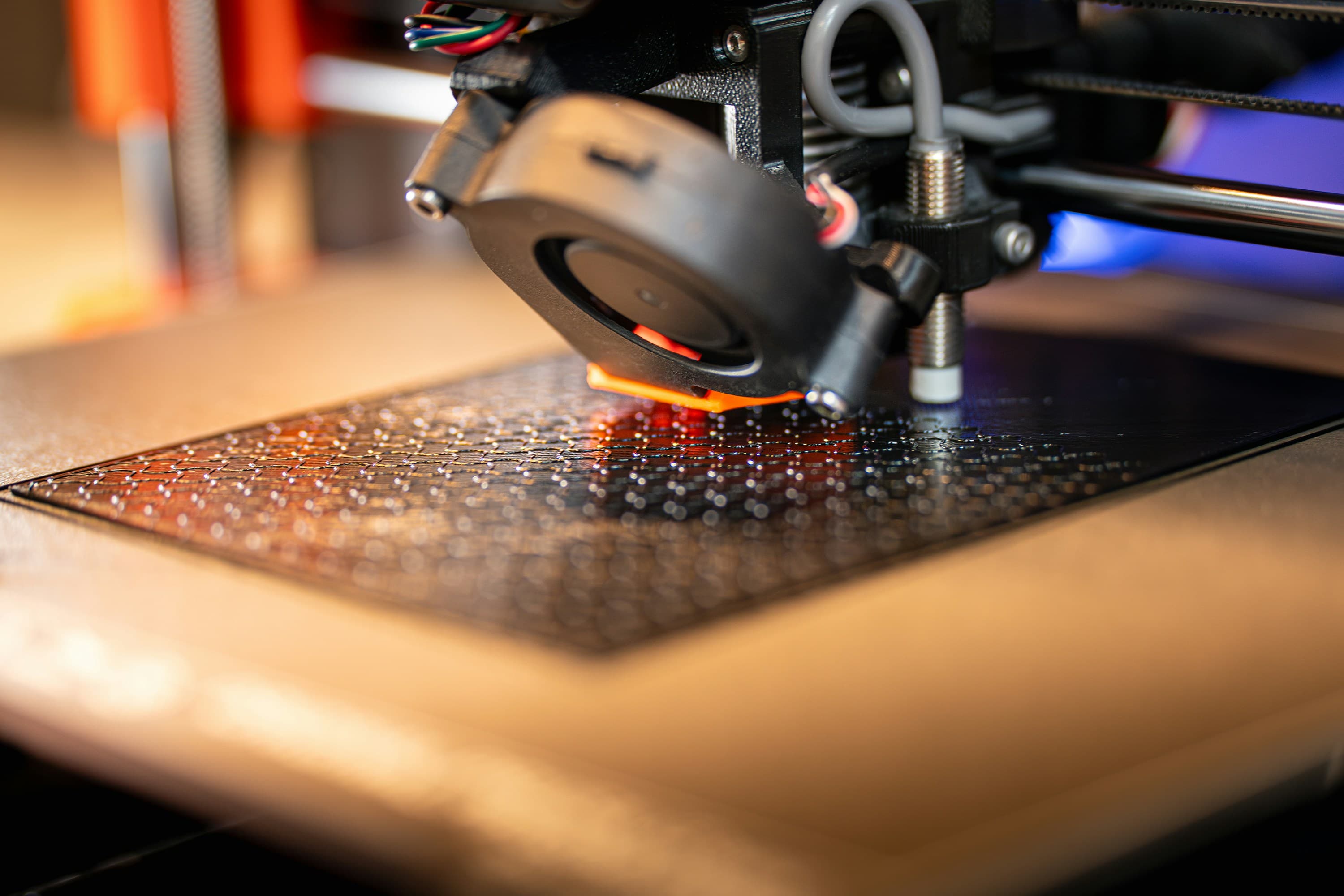 3D printer with red light illumination